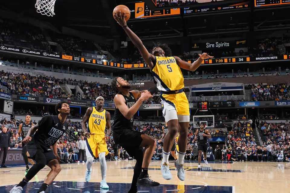 APP下载-出色发挥引发热议！，穆雷在篮网比赛中锐不可当观众掌声雷动-APP下载